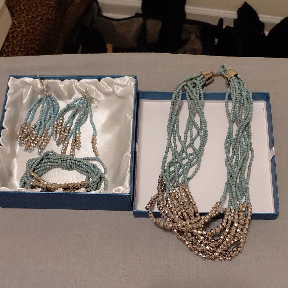 Elegant Beaded Jewelry Set in Blue and Silver